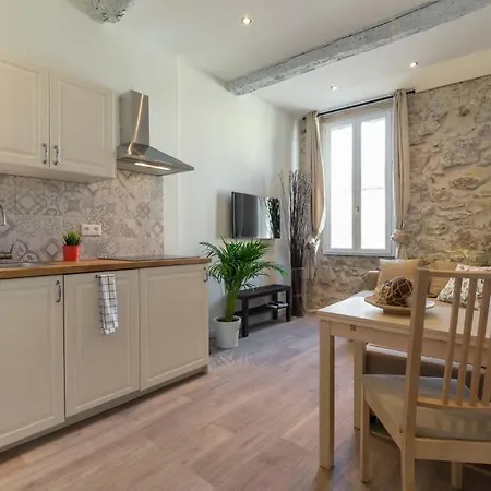 Super Emplacement Charmant Et Lumineux 2 Pieces Apartment *