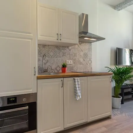 Super Emplacement Charmant Et Lumineux 2 Pieces Apartment Antibes